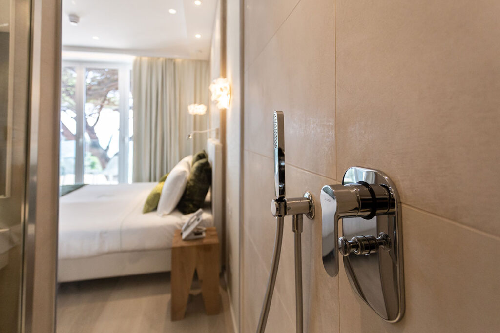 camera-superior-vista-mare-resort-toscana-3